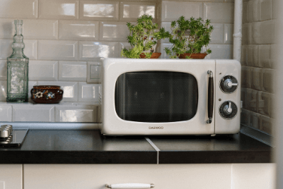 Picture of a old-fashioned microwave